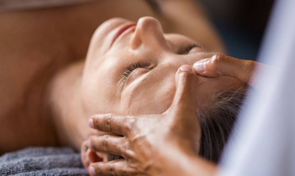 Massaggi e baci: così il viso torna più giovane e senza rughe