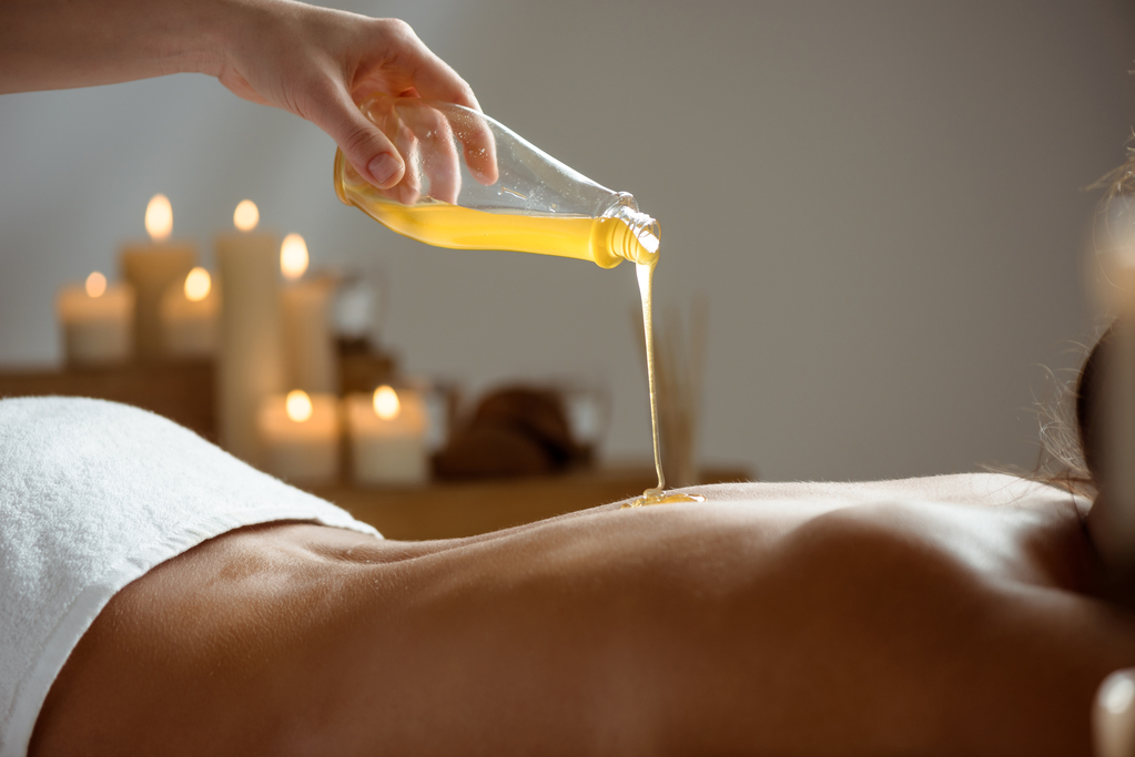 Olio per massaggio corpo: scopri quale utilizzare nel tuo centro